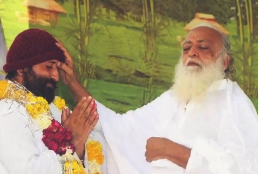 आसाराम, योग वेदांत समिती : जगभरात लाखो भक्त आणि आश्रम. अनेक वाहिन्यांवर प्रवचनांची मालिका. मधूर वाणी आणि औषधांची जाण. या जोरावर आसाराम बापूनं लोकांच्या मनावर राज्य केलं. नंतर त्याच्यावर आश्रमात महिला आणि मुलींवर बलात्कार केल्याचा आरोप झाला. हा लाखो भक्तांना धक्का होता. अनेक नेते आणि मान्यवर बापूचे भक्त होते. त्याचा मुलगा नारायण साई हाही बलात्काराच्या आरोपाखाली बापासारखाच तुरूंगात आहे. गेली चार वर्ष आसाराम आणि नारायणसाई हे तुरूंगात असून सुप्रीम कोर्टानही त्यांचा जामीन अर्ज अनेकदा नाकारला होता. आसारामला जन्मठेपेची शिक्षा झालीय. आसाराम, योग वेदांत समिती : जगभरात लाखो भक्त आणि आश्रम. अनेक वाहिन्यांवर प्रवचनांची मालिका. मधूर वाणी आणि औषधांची जाण. या जोरावर आसाराम बापूनं लोकांच्या मनावर राज्य केलं. नंतर त्याच्यावर आश्रमात महिला आणि मुलींवर बलात्कार केल्याचा आरोप झाला. हा लाखो भक्तांना धक्का होता. अनेक नेते आणि मान्यवर बापूचे भक्त होते. त्याचा मुलगा नारायण साई हाही बलात्काराच्या आरोपाखाली बापासारखाच तुरूंगात आहे. गेली चार वर्ष आसाराम आणि नारायणसाई हे तुरूंगात असून सुप्रीम कोर्टानही त्यांचा जामीन अर्ज अनेकदा नाकारला होता. आसारामला जन्मठेपेची शिक्षा झालीय.