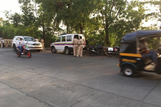 सय्यदने मालावडरून त्याच्या राहत्या घरी अंधेरी ओशिवराला जाणारी टॅक्सी पकडली. पोलिसांनी टॅक्सी चालकाला शोधून काढत सय्यदलाही शोधले. सय्यदने मालावडरून त्याच्या राहत्या घरी अंधेरी ओशिवराला जाणारी टॅक्सी पकडली. पोलिसांनी टॅक्सी चालकाला शोधून काढत सय्यदलाही शोधले.