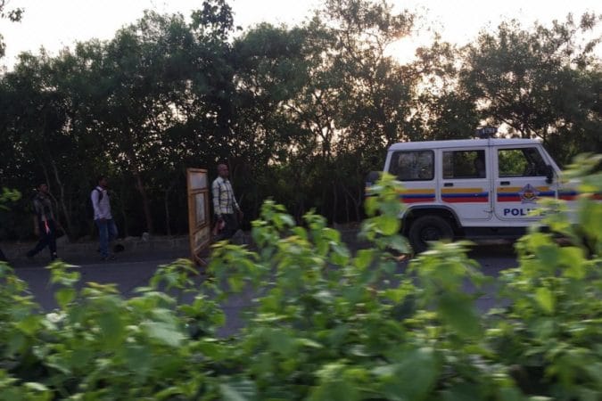 पोलिसांनी मालाड साईंडस्पेस जवळ तिकडे बॅग सापडली तिथले सीसीटीव्ही फुटेज तपासले. अनेक गाड्यांवर नजर ठेवल्यानंतर एक तरूण मुलगा गाडीतून बॅग घेऊन उतरताना दिसला. पोलिसांनी मालाड साईंडस्पेस जवळ तिकडे बॅग सापडली तिथले सीसीटीव्ही फुटेज तपासले. अनेक गाड्यांवर नजर ठेवल्यानंतर एक तरूण मुलगा गाडीतून बॅग घेऊन उतरताना दिसला.