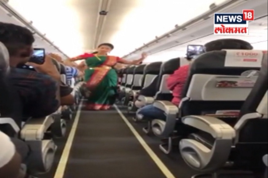 VIDEO : विमानात उस्फूर्त नृत्य करून एअर होस्टेसनी दिला प्रवाशांना सुखद धक्का