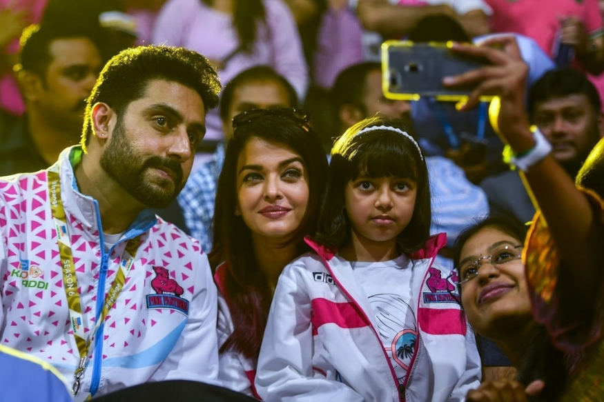 VIDEO-...म्हणून आईचा हात सोडून आराध्या बाबा अभिषेककडे पळत गेली