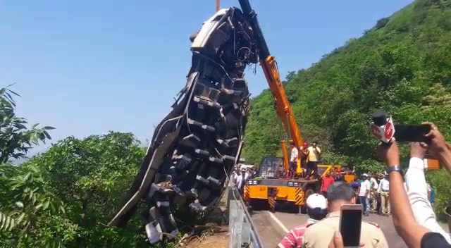 बस दरीत अडकल्यामुळे पोलिसांचा तपास पूर्ण होत नव्हता तसंच एस टी परिवहन खात्याचा तपास अपूर्ण राहिला होता. बस दरीत अडकल्यामुळे पोलिसांचा तपास पूर्ण होत नव्हता तसंच एस टी परिवहन खात्याचा तपास अपूर्ण राहिला होता.