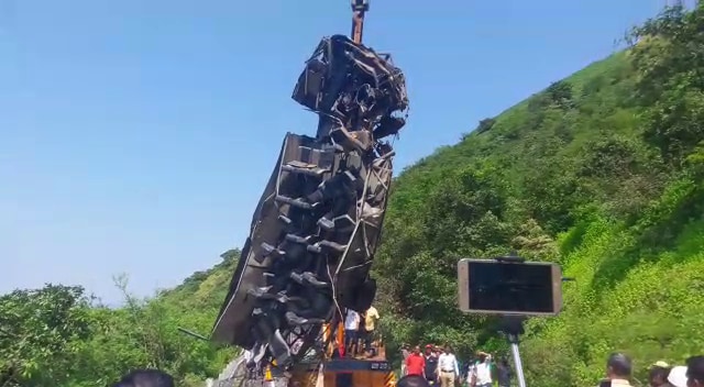 29 जणांना मृत्यूच्या कवेत घेऊन ८०० फूट खोल दरीत झेपावलेली बस अखेर बाहेर काढण्यात आलीये. सात तासांच्या अथक प्रयत्नानंतर या बसला बाहेर काढण्यात यश आलंय. 29 जणांना मृत्यूच्या कवेत घेऊन ८०० फूट खोल दरीत झेपावलेली बस अखेर बाहेर काढण्यात आलीये. सात तासांच्या अथक प्रयत्नानंतर या बसला बाहेर काढण्यात यश आलंय.