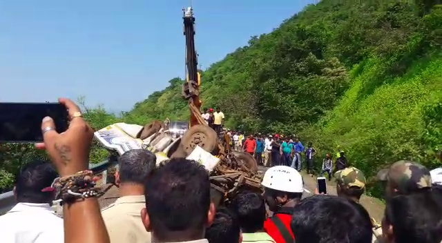आता बस दरीतून काढण्यात आल्याने परिवहन महामंडळाच्या अधिका-यांनी घटनास्थळी पाहणी केली. या पाहणीतून अपघात कशामुळे झाला या तपासातून पुढे येणार आहे. आता बस दरीतून काढण्यात आल्याने परिवहन महामंडळाच्या अधिका-यांनी घटनास्थळी पाहणी केली. या पाहणीतून अपघात कशामुळे झाला या तपासातून पुढे येणार आहे.