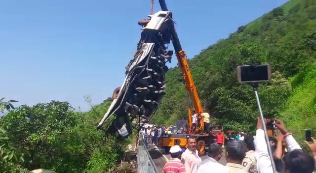 बस जेव्हा दरीतून बाहेर काढण्यात आली तेव्हा या बसचा फक्त सांगाडा बाहेर आला. बसचे छत पूर्णपणे निखळले होते. बसची कंडक्टरची केबिन आणि मागचा भाग पूर्णपणे तुटलाय. बस जेव्हा दरीतून बाहेर काढण्यात आली तेव्हा या बसचा फक्त सांगाडा बाहेर आला. बसचे छत पूर्णपणे निखळले होते. बसची कंडक्टरची केबिन आणि मागचा भाग पूर्णपणे तुटलाय.