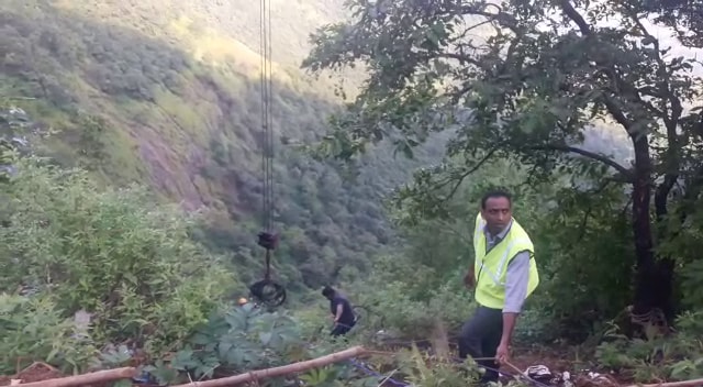 महाबळेश्वर ट्रेकर्स दरीत उतरून त्यांनी बसला दोरखंडाने बांधले त्यानंतर ही बस बाहेर काढण्यात आली. महाबळेश्वर ट्रेकर्स दरीत उतरून त्यांनी बसला दोरखंडाने बांधले त्यानंतर ही बस बाहेर काढण्यात आली.