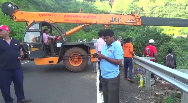 बस बाहेर काढण्यासाठी मोठी क्रेन मागवण्यात आली होती. या कामासाठी महाबळेश्वरकडे जाणारा मार्ग दुपारपर्यंत बंद करण्यात आलाय. बस बाहेर काढण्यासाठी मोठी क्रेन मागवण्यात आली होती. या कामासाठी महाबळेश्वरकडे जाणारा मार्ग दुपारपर्यंत बंद करण्यात आलाय.