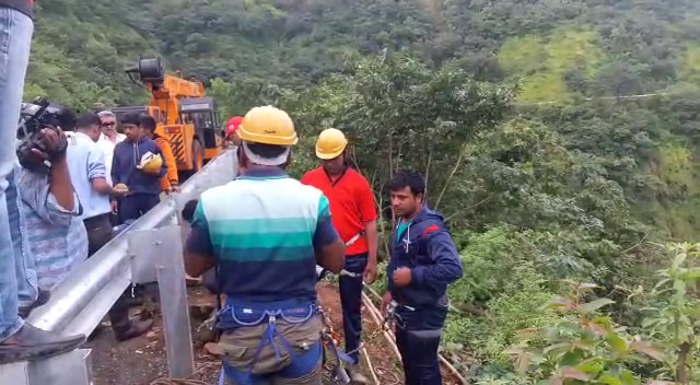 आज सकाळी 7 वाजल्यापासून महाबळेश्वर ट्रेकर्सच्या च्या मदतीने बस काढण्याची मोहीम हाती घेण्यात आली होती. आज सकाळी 7 वाजल्यापासून महाबळेश्वर ट्रेकर्सच्या च्या मदतीने बस काढण्याची मोहीम हाती घेण्यात आली होती.