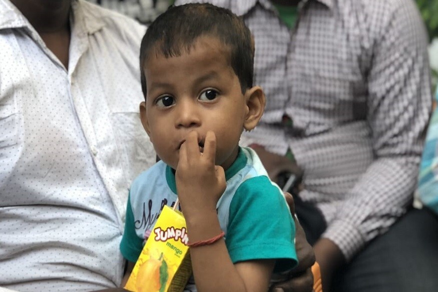 अमृतसरच्या भीषण रेल्वे अपघातात उत्तर प्रदेशातल्या अनेकांच कुटुंब उद्धवस्त झालंय. आयुष्यभर विसरणार नाहीत असा धक्का त्यांना बसलाय. या अपघातात उत्तर प्रदेश आणि बिहारमधली अनेक कुटुंब विस्कटून गेलीत. अशाच कुटुंबातला आरूष हा दोन वर्षांचा मुलगा आहे. आरूषने या अपघातात आपला 10 वर्षांचा भाऊ आणि वडिल दिनेशला गमावलंय. अमृतसरच्या भीषण रेल्वे अपघातात उत्तर प्रदेशातल्या अनेकांच कुटुंब उद्धवस्त झालंय. आयुष्यभर विसरणार नाहीत असा धक्का त्यांना बसलाय. या अपघातात उत्तर प्रदेश आणि बिहारमधली अनेक कुटुंब विस्कटून गेलीत. अशाच कुटुंबातला आरूष हा दोन वर्षांचा मुलगा आहे. आरूषने या अपघातात आपला 10 वर्षांचा भाऊ आणि वडिल दिनेशला गमावलंय.