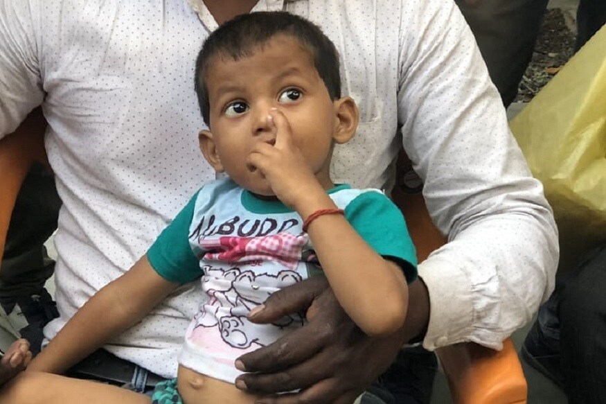 ट्रेन आल्यानंतर आरूषचा भाऊ आणि वडिल ट्रेनखाली सापडले. त्यात त्यांचा मृत्यू झाला आणि एक कुटुंब उद्धवस्त झालं. एका आनंदी कुटुंबावर शोककळा पसरली. ट्रेन आल्यानंतर आरूषचा भाऊ आणि वडिल ट्रेनखाली सापडले. त्यात त्यांचा मृत्यू झाला आणि एक कुटुंब उद्धवस्त झालं. एका आनंदी कुटुंबावर शोककळा पसरली.