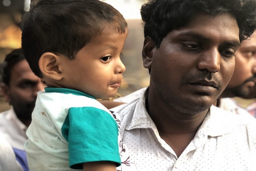 या अपघातात आरूषची आई ही गंभीर जखमी झालीय. त्यांची हॉस्पिटलमध्ये सध्या मृत्यूशी झुंज सुरू आहे. घटनेच्या वेळी अरूष आपल्या आई-बाबांसोबत आला होता. ट्रेन आल्यानंतर आरूष त्याच्या वडिलांच्या हातातून खाली निसटल्यामुळं वाचला. या अपघातात आरूषची आई ही गंभीर जखमी झालीय. त्यांची हॉस्पिटलमध्ये सध्या मृत्यूशी झुंज सुरू आहे. घटनेच्या वेळी अरूष आपल्या आई-बाबांसोबत आला होता. ट्रेन आल्यानंतर आरूष त्याच्या वडिलांच्या हातातून खाली निसटल्यामुळं वाचला.