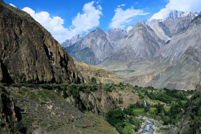 अयून आणि बाम्बरेल्ट खोरं- चित्राल जिल्ह्यापासून काही किलोमीटर अंतरावर हे खोरं आहे. या खोऱ्याचं सौंदर्य शब्दात वर्णन करणं अशक्य आहे. इथे इतर ठिकाणांसारखी इथे हिरवळ जास्त प्रमाणात नाही. पण इथले पर्वत आणि आकाशातलं सौंदर्य तुम्हाला हिरवळीची कमतरता विसरून जायला लावतील. (संग्रहीत छायाचित्र) अयून आणि बाम्बरेल्ट खोरं- चित्राल जिल्ह्यापासून काही किलोमीटर अंतरावर हे खोरं आहे. या खोऱ्याचं सौंदर्य शब्दात वर्णन करणं अशक्य आहे. इथे इतर ठिकाणांसारखी इथे हिरवळ जास्त प्रमाणात नाही. पण इथले पर्वत आणि आकाशातलं सौंदर्य तुम्हाला हिरवळीची कमतरता विसरून जायला लावतील. (संग्रहीत छायाचित्र)