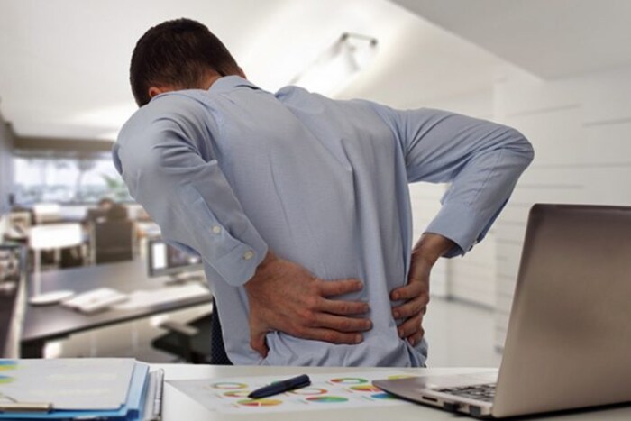 हे साऱ्यांनाच माहीत आहे की आपल्या बसण्याच्या सवयीमुळे पाठ दुखीचे आजार अधिक बळावतात.