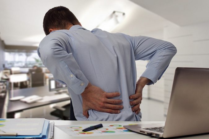 हे साऱ्यांनाच माहीत आहे की आपल्या बसण्याच्या सवयीमुळे पाठ दुखीचे आजार अधिक बळावतात.