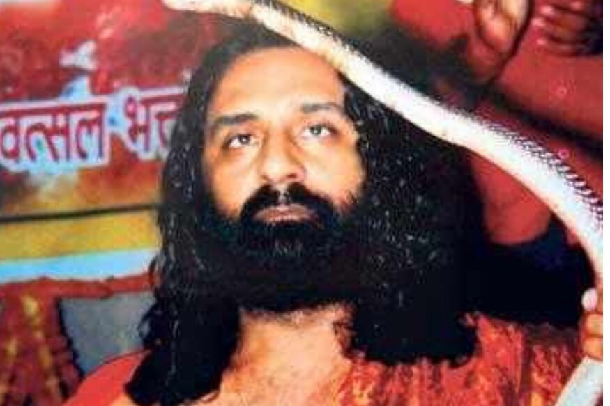 स्वामी भीमानंद, चित्रकूट, मध्यप्रदेश : स्वामी भीमानंद ऊर्फ इच्छाधारी. लोकांना उपदेश देणाऱ्या या बाबानं दिल्ली आणि मुंबईत वेश्याव्यवसायच सुरू केला. अनेक हायप्रोफाईल धनदांडगे इथं येत होते. याही बाबाच्या पापाचा घडा भरला आणि त्याला तुरूंगात जावं लागलं. आपल्या गळ्याभोवती साप गुंडाळून लोकांना प्रभावित करण्याचं काम हा बाबा करत होता. यानेही प्रचंड पैसा जमवल्याचं उघड झालं. स्वामी भीमानंद, चित्रकूट, मध्यप्रदेश : स्वामी भीमानंद ऊर्फ इच्छाधारी. लोकांना उपदेश देणाऱ्या या बाबानं दिल्ली आणि मुंबईत वेश्याव्यवसायच सुरू केला. अनेक हायप्रोफाईल धनदांडगे इथं येत होते. याही बाबाच्या पापाचा घडा भरला आणि त्याला तुरूंगात जावं लागलं. आपल्या गळ्याभोवती साप गुंडाळून लोकांना प्रभावित करण्याचं काम हा बाबा करत होता. यानेही प्रचंड पैसा जमवल्याचं उघड झालं.