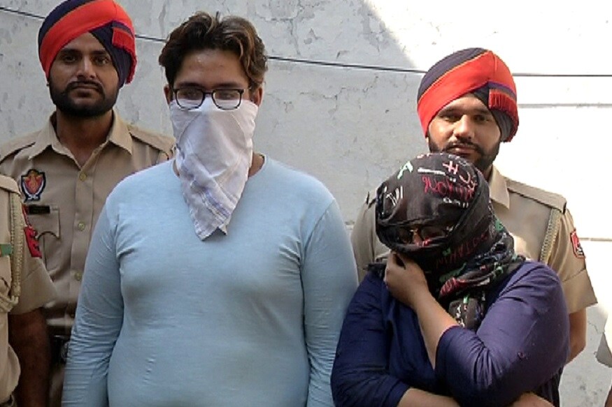 डेराबस्सीमध्ये अगदी हुबेहूब paytm सारखा नकली अॅप बनवून लाखो लोकांना चुना लावणाऱ्या भाऊ आणि बहिणीला पोलिसांनी ताब्यात घेतलं आहे. मिळालेल्या माहितीनुसार, मोहालीमध्ये राहणारा जश्नप्रीत आणि त्याची बहीण तरनप्रीत कौर यांना पोलिसांनी ताब्यात घेतलं आहे. हे दोघेही एका मेडिकल स्टोरच्या दुकानामध्ये लोकांची फसवणूक करून तिथून पळून जाण्याच्या तयारीमध्ये होते. डेराबस्सीमध्ये अगदी हुबेहूब paytm सारखा नकली अॅप बनवून लाखो लोकांना चुना लावणाऱ्या भाऊ आणि बहिणीला पोलिसांनी ताब्यात घेतलं आहे. मिळालेल्या माहितीनुसार, मोहालीमध्ये राहणारा जश्नप्रीत आणि त्याची बहीण तरनप्रीत कौर यांना पोलिसांनी ताब्यात घेतलं आहे. हे दोघेही एका मेडिकल स्टोरच्या दुकानामध्ये लोकांची फसवणूक करून तिथून पळून जाण्याच्या तयारीमध्ये होते.