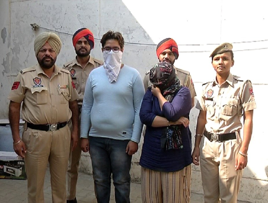 दुकानदारांनी यांचा फोन जप्त केला आणि त्यांना पळून जाण्यापासून रोखलं. तोपर्यंत त्याने पोलिसांनी फोन करून बोलवून घेतलं आणि त्या दोघांना अटक केली. पोलिसांनी या बहीण-भावाच्या विरोधात कलम 420 आणि 66 बी अंतर्गत गुन्हा दाखल केला आहे. दुकानदारांनी यांचा फोन जप्त केला आणि त्यांना पळून जाण्यापासून रोखलं. तोपर्यंत त्याने पोलिसांनी फोन करून बोलवून घेतलं आणि त्या दोघांना अटक केली. पोलिसांनी या बहीण-भावाच्या विरोधात कलम 420 आणि 66 बी अंतर्गत गुन्हा दाखल केला आहे.