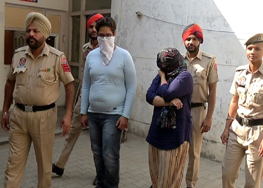 या अॅपला ओपन केल्यानंतर अगदी खऱ्या पेटीएम अॅपसारखे ऑप्शन येतात आणि पेमेंट झालं आहे असं दाखवलं जातं. पण खरं तर पेमेंट झालेलं नसतं. या अॅपला ओपन केल्यानंतर अगदी खऱ्या पेटीएम अॅपसारखे ऑप्शन येतात आणि पेमेंट झालं आहे असं दाखवलं जातं. पण खरं तर पेमेंट झालेलं नसतं.