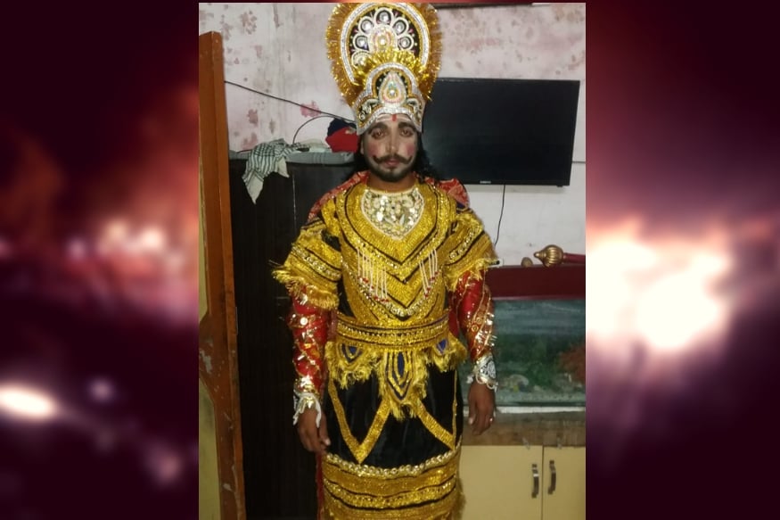 खरंतर दुरून येणाऱ्या रेल्वेला दलबीरने पाहिलं होतं. त्याने सगळ्यांना सावध करण्यासाठी आरडाओरड केली. काहींना आवाज गेला तर काहींना फटाक्यांच्या आतषबाजीमुळे आवाजच गेला नाही. काहींनी तर त्याच्या बोलण्याकेड दुर्लक्ष केलं. खरंतर दुरून येणाऱ्या रेल्वेला दलबीरने पाहिलं होतं. त्याने सगळ्यांना सावध करण्यासाठी आरडाओरड केली. काहींना आवाज गेला तर काहींना फटाक्यांच्या आतषबाजीमुळे आवाजच गेला नाही. काहींनी तर त्याच्या बोलण्याकेड दुर्लक्ष केलं.