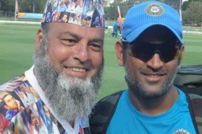 त्याने मला नवकोरं टी-शर्ट भेट म्हणून देत हे टी- शर्ट तुम्ही वापरा असं प्रेमाने सांगितलं. धोनीच्या या अनोख्या भेटीमुळे बशीर चाचा भलतेच खूश झाले. त्याने मला नवकोरं टी-शर्ट भेट म्हणून देत हे टी- शर्ट तुम्ही वापरा असं प्रेमाने सांगितलं. धोनीच्या या अनोख्या भेटीमुळे बशीर चाचा भलतेच खूश झाले.