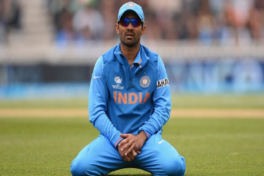 दिनेश कार्तिक जवळपास दहा वर्षांपासून दिनेश कार्तिक संघात आतबाहेर करत आहे. परंतु मागील आशिया कपमधील बांग्लादेशविरुद्धच्या फायनलमध्ये आक्रमक फलंदाजी करत कार्तिकने भारताला रोमहर्षक विजय मिळवून दिला. या चमकदार कामगिरीनंतर पुन्हा एकदा संघात स्थान मिळवण्याच्या त्याच्या आशा पल्लवित झाल्या होत्या. मात्र नुकत्याच झालेल्या आशिया कपमध्ये मिळालेल्या संधीचा त्याला फायदा घेता आला नाही. दिनेश कार्तिक जवळपास दहा वर्षांपासून दिनेश कार्तिक संघात आतबाहेर करत आहे. परंतु मागील आशिया कपमधील बांग्लादेशविरुद्धच्या फायनलमध्ये आक्रमक फलंदाजी करत कार्तिकने भारताला रोमहर्षक विजय मिळवून दिला. या चमकदार कामगिरीनंतर पुन्हा एकदा संघात स्थान मिळवण्याच्या त्याच्या आशा पल्लवित झाल्या होत्या. मात्र नुकत्याच झालेल्या आशिया कपमध्ये मिळालेल्या संधीचा त्याला फायदा घेता आला नाही.