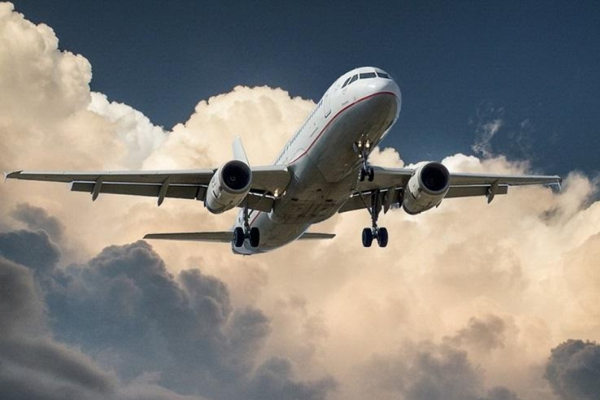 सलग सुट्ट्या आणि सणांमुळे दिल्ली आणि मुंबई विमानतळांवर मेंटेनन्सचं काम करण्यात येणार आहे. त्यामुळे अनेक फ्लाईट रद्दही करण्यात येऊ शकतात. त्यामुळे सहाजिकच तिकीटांच्या किंमती वाढतील यात काही शंका नाही.