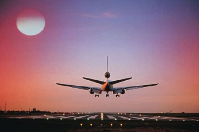 कच्च्या तेलाचा भाव वाढल्यामुळे फ्लाइट तिकीटही फार महागले आहे. रुपयात सातत्याने होणारी घसरण, तेलाचे वाढते भाव अशा आर्थिक कारणांमुळे विमानाचा प्रवासही आता महागणार आहे. त्यामुळे तुम्ही जर सणासाठी बाहेरगावी जाण्याचा विचार करत आहात तर आत्ताच तिकीट बुक करा. कच्च्या तेलाचा भाव वाढल्यामुळे फ्लाइट तिकीटही फार महागले आहे. रुपयात सातत्याने होणारी घसरण, तेलाचे वाढते भाव अशा आर्थिक कारणांमुळे विमानाचा प्रवासही आता महागणार आहे. त्यामुळे तुम्ही जर सणासाठी बाहेरगावी जाण्याचा विचार करत आहात तर आत्ताच तिकीट बुक करा.