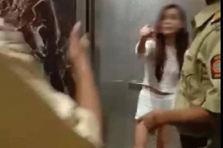 अंधेरीमधील ओशिवरा परिसरातील उच्चभ्रू सोसायटीत राहणाऱ्या एका तरुणीनं दारूच्या नशेत मोठा गोंधळ घातला. पोलिसांच्या विनंतीनंतरही या गोंधळ घालणाऱ्या तरूणीनं लिफ्टमधून उतरण्यास नकार दिला. अंधेरीमधील ओशिवरा परिसरातील उच्चभ्रू सोसायटीत राहणाऱ्या एका तरुणीनं दारूच्या नशेत मोठा गोंधळ घातला. पोलिसांच्या विनंतीनंतरही या गोंधळ घालणाऱ्या तरूणीनं लिफ्टमधून उतरण्यास नकार दिला.
