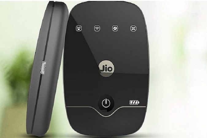 JioFi 4G hotspot dongle: रिलायन्स जियोच्या या JioFi 4G हॉटस्पॉट डोंगलला १६०० रुपयांचा डिस्काऊंट देण्यात येत आहे. सेलमध्ये हा डोंगल फक्त ८९९ रुपयांमध्ये मिळत आहे. यासह तुम्ही १० इनबिल्ड डिवाइसला कनेक्ट करु शकता. JioFi 4G hotspot dongle: रिलायन्स जियोच्या या JioFi 4G हॉटस्पॉट डोंगलला १६०० रुपयांचा डिस्काऊंट देण्यात येत आहे. सेलमध्ये हा डोंगल फक्त ८९९ रुपयांमध्ये मिळत आहे. यासह तुम्ही १० इनबिल्ड डिवाइसला कनेक्ट करु शकता.