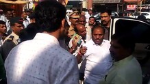 VIDEO : मेहरबानी करताय का माझ्यावर?,कदमांनी भररस्त्यावर अधिकाऱ्याला झाप-झाप झापले VIDEO : मेहरबानी करताय का माझ्यावर?,कदमांनी भररस्त्यावर अधिकाऱ्याला झाप-झाप झापले