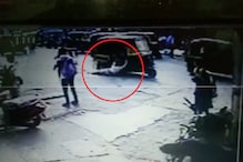 VIDEO: लायसन्स मागितलं म्हणून रिक्षा चालकाने महिला पोलिसाला फरफटत नेलं! VIDEO: लायसन्स मागितलं म्हणून रिक्षा चालकाने महिला पोलिसाला फरफटत नेलं!