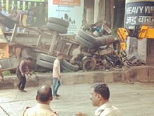 खंडाळा घाटात दुधाचा टँकर डिव्हायडरला धडकला, चालकाचा जागीच मृत्यू