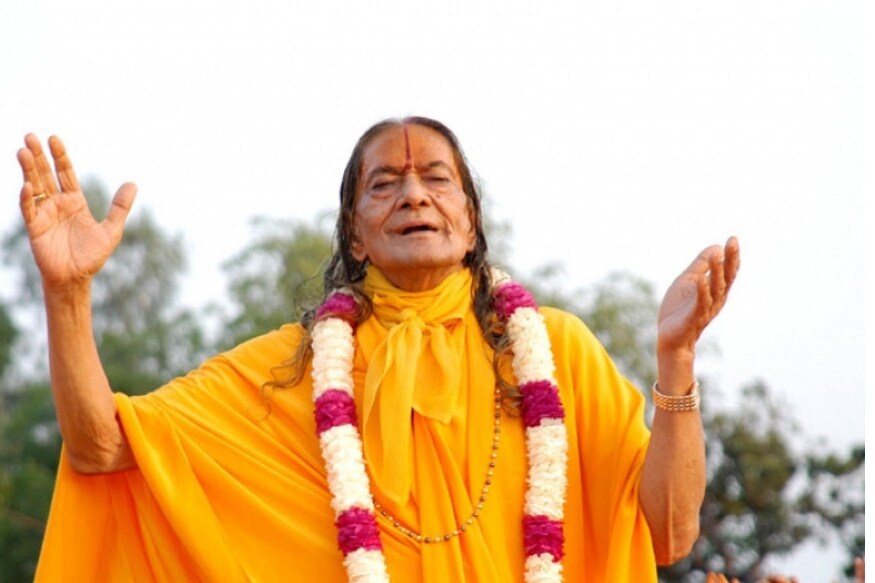कृपालू महाराज, वृंदावन : या महाराजांचेही जगभरात भक्त आहेत. राधा आणि कृष्णाचं भव्य मंदिर त्यांनी वृदांवनात बांधलं. या महाराजांवरही बलात्काराचे आरोप लागले. अनेक वर्षांच्या खटल्यांनंतर सबळ पुराव्या अभावी त्यांची सुटका झाली. मात्र त्यांच्यावर लागलेला बलात्काराचा डाग काही पुसला गेला नाही. 20013 मध्ये वयाच्या 91 व्या वर्षी त्यांचं निधन झालं. कृपालू महाराज, वृंदावन : या महाराजांचेही जगभरात भक्त आहेत. राधा आणि कृष्णाचं भव्य मंदिर त्यांनी वृदांवनात बांधलं. या महाराजांवरही बलात्काराचे आरोप लागले. अनेक वर्षांच्या खटल्यांनंतर सबळ पुराव्या अभावी त्यांची सुटका झाली. मात्र त्यांच्यावर लागलेला बलात्काराचा डाग काही पुसला गेला नाही. 20013 मध्ये वयाच्या 91 व्या वर्षी त्यांचं निधन झालं.