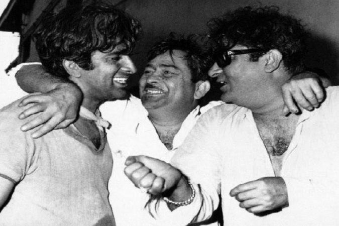 शोमॅन राजकपूर यांची वरात रीवा शहरात अगदी वाजत गाजत आली. आज जो पोलीस अधीक्षकांचा बंगला आहे, त्याच घरात दोघांचे लग्न झाले. वराती रॉयल मेंशन (स्वागत भवन) मध्ये थांबलेले. अशापद्धतीने रीवा शहराचं नातं बॉलिवूडच्य अशा कुटुंबासोबत जोडलं गेलं, ज्याची प्रत्येक पिढी ही सिनेसृष्टीत राज्य करत आहे. शोमॅन राजकपूर यांची वरात रीवा शहरात अगदी वाजत गाजत आली. आज जो पोलीस अधीक्षकांचा बंगला आहे, त्याच घरात दोघांचे लग्न झाले. वराती रॉयल मेंशन (स्वागत भवन) मध्ये थांबलेले. अशापद्धतीने रीवा शहराचं नातं बॉलिवूडच्य अशा कुटुंबासोबत जोडलं गेलं, ज्याची प्रत्येक पिढी ही सिनेसृष्टीत राज्य करत आहे.