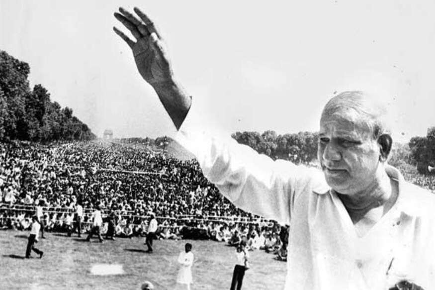 या सगळ्या घडामोडी सुरू होत्या तेव्हा 1980चं दशक संपत आलं होतं. आणीबाणी नुकतीच संपली होती. जनता पार्टीतल्या भांडणामुळं लोकांना पुन्हा एकदा काँग्रेस हाच पर्याय वाटत होता. 1980 च्या सार्वत्रिक निवडणुकीत काँग्रेसला विजयी करून लोकांनी ते दाखवूनही दिलं. पण आता लोक पर्यायांचा विचार करू लागले. दक्षिण भारतात अनेक प्रादेशिक पक्ष पुढं येत होते. त्यांचं अस्मितेचं राजकारण सुरू होतं. ही अस्मितेची लाट उत्तरेतही आली होती. संजय गांधींच्या मृत्यूने काँग्रेसला धक्का बसला होता. तरूण नेतृत्वाची पोकळी निर्माण झाली होती. अशा वातावरणात मायावती या कांशीराम यांच्यासाठी हुकूमाचा एक्का ठरल्या. जातीय आणि अस्मितांच्या राजकारणात काँग्रेसचं अपयश हे नव्या पक्षांसाठी संजीवनी ठरलं. या सगळ्या घडामोडी सुरू होत्या तेव्हा 1980चं दशक संपत आलं होतं. आणीबाणी नुकतीच संपली होती. जनता पार्टीतल्या भांडणामुळं लोकांना पुन्हा एकदा काँग्रेस हाच पर्याय वाटत होता. 1980 च्या सार्वत्रिक निवडणुकीत काँग्रेसला विजयी करून लोकांनी ते दाखवूनही दिलं. पण आता लोक पर्यायांचा विचार करू लागले. दक्षिण भारतात अनेक प्रादेशिक पक्ष पुढं येत होते. त्यांचं अस्मितेचं राजकारण सुरू होतं. ही अस्मितेची लाट उत्तरेतही आली होती. संजय गांधींच्या मृत्यूने काँग्रेसला धक्का बसला होता. तरूण नेतृत्वाची पोकळी निर्माण झाली होती. अशा वातावरणात मायावती या कांशीराम यांच्यासाठी हुकूमाचा एक्का ठरल्या. जातीय आणि अस्मितांच्या राजकारणात काँग्रेसचं अपयश हे नव्या पक्षांसाठी संजीवनी ठरलं.