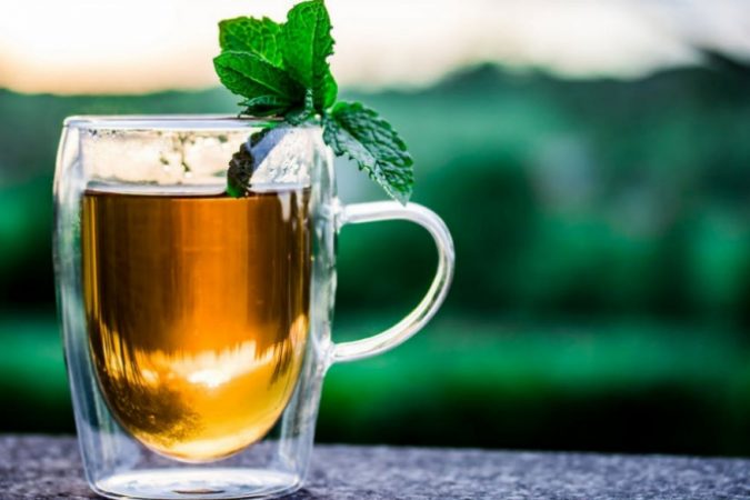 तसेच ग्रीन- टी प्यायल्यानेही तोंडातून येणाऱ्या वासाचे प्रमाण कमी होते. ग्रीन- टीमध्ये अँटी- बॅक्टेरियाचे अनेक गुण आहेत. ज्याचा तोंडातून येणाऱ्या दुर्गंधीसाठी फायदाच होतो. तसेच ग्रीन- टी प्यायल्यानेही तोंडातून येणाऱ्या वासाचे प्रमाण कमी होते. ग्रीन- टीमध्ये अँटी- बॅक्टेरियाचे अनेक गुण आहेत. ज्याचा तोंडातून येणाऱ्या दुर्गंधीसाठी फायदाच होतो.