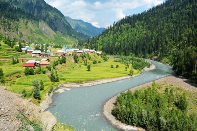 नीलम खोरं- काश्मिरच्या उत्तरेकडील पाकिस्तान हा अधिक सुंदर आहे. इथली नीलम खोरं पाहण्यासारखी आहे. वाहणारी नदी, हिरवागार प्रदेश, उंच पर्वत रांगा, सुंदर धबधबे यांमुळे नीलम घाटीला मिनी स्विर्त्झलँडही म्हटले जाते. निलम खोरं मुजफ्फराबाद येथे उत्तर पूर्वेकडे आहे. (फोटो- पिक्साबे डॉट कॉम) नीलम खोरं- काश्मिरच्या उत्तरेकडील पाकिस्तान हा अधिक सुंदर आहे. इथली नीलम खोरं पाहण्यासारखी आहे. वाहणारी नदी, हिरवागार प्रदेश, उंच पर्वत रांगा, सुंदर धबधबे यांमुळे नीलम घाटीला मिनी स्विर्त्झलँडही म्हटले जाते. निलम खोरं मुजफ्फराबाद येथे उत्तर पूर्वेकडे आहे. (फोटो- पिक्साबे डॉट कॉम)