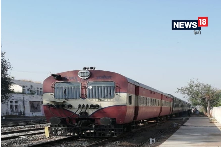 लोकांचा असलेला राग आणि भाषण घटनेची पार्श्वभूमी यामुळं या ट्रेनला दूरवर एकांतात ठेवण्यात आलंय. या ट्रेनचा एक भाग रक्तानं माखला आहे. रेल्वे इंजिन पासूनच्या काही बोगींवर रक्ताचे डाग लागले आहेत आणि खालच्या भागात मानवी अवयव अजुनही अडकले आहेत. लोकांचा असलेला राग आणि भाषण घटनेची पार्श्वभूमी यामुळं या ट्रेनला दूरवर एकांतात ठेवण्यात आलंय. या ट्रेनचा एक भाग रक्तानं माखला आहे. रेल्वे इंजिन पासूनच्या काही बोगींवर रक्ताचे डाग लागले आहेत आणि खालच्या भागात मानवी अवयव अजुनही अडकले आहेत.