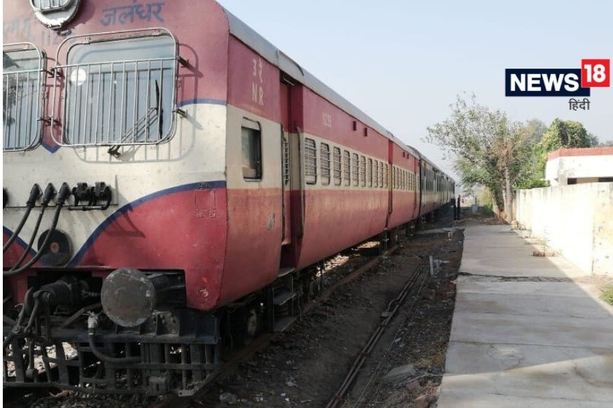 अटारीच्या या ट्रॅकला जंग लागलाय. कारण सध्या इथं ट्रेनची वाहतूकच नसते. या ट्रॅकने 1947 मध्ये भीषण अनुभ घेतला होता. फाळणीनंतर हत्या आणि जाळपोळ झाली. लाखो माणसांनी स्थलांतर केलं. त्यावेळी माणसांनी भरलेल्या गाड्या याच ट्रॅकवरून धावल्या होत्या. अटारीच्या या ट्रॅकला जंग लागलाय. कारण सध्या इथं ट्रेनची वाहतूकच नसते. या ट्रॅकने 1947 मध्ये भीषण अनुभ घेतला होता. फाळणीनंतर हत्या आणि जाळपोळ झाली. लाखो माणसांनी स्थलांतर केलं. त्यावेळी माणसांनी भरलेल्या गाड्या याच ट्रॅकवरून धावल्या होत्या.