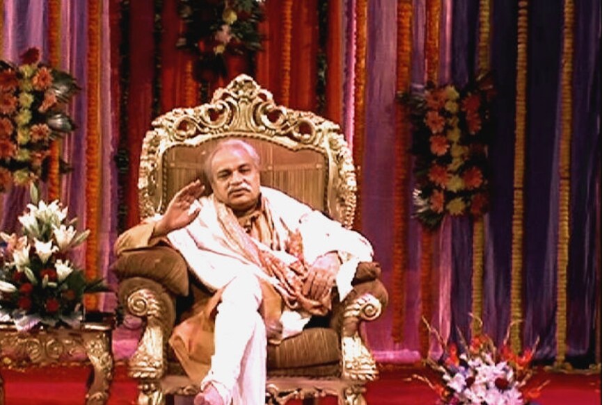 निर्मल बाबा, निर्मल दरबार, दिल्ली : अनेक वाहिन्यांवर पेड प्रोगामच्या माध्यमातून या बाबाच्या दरबाराचं लोकांना दर्शन झालं आणि त्याला प्रसिद्धी मिळाली. अनेक शहरांमध्ये बाबा मोठ्या हॉल आणि सभागृहांमध्ये दरबार भरवतो. पैसे भरून रजिस्ट्रेशन करून त्यासाठी नोंदणी करावी लागते. मग बाबा त्या दरबारात लोकांच्या समस्यांचं निवारण करतो. कुत्र्याला खीर खाऊ घाला, झाडांना लाल कपडा बांधा, कावळ्याला धान्य टाका, असे वेडपट उपचार तो सांगतो. असं केलं तर तुमच्यावर देवाची कृपा होईल असं तो सांगत असे. अनेक आर्थिक गैरव्यवहाराचे त्याच्यावर आरोप झाले. चौकशीचा ससेमीरा लागला. त्यानंतर त्याचे धंदे थोडे कमी झालेत. निर्मल बाबा, निर्मल दरबार, दिल्ली : अनेक वाहिन्यांवर पेड प्रोगामच्या माध्यमातून या बाबाच्या दरबाराचं लोकांना दर्शन झालं आणि त्याला प्रसिद्धी मिळाली. अनेक शहरांमध्ये बाबा मोठ्या हॉल आणि सभागृहांमध्ये दरबार भरवतो. पैसे भरून रजिस्ट्रेशन करून त्यासाठी नोंदणी करावी लागते. मग बाबा त्या दरबारात लोकांच्या समस्यांचं निवारण करतो. कुत्र्याला खीर खाऊ घाला, झाडांना लाल कपडा बांधा, कावळ्याला धान्य टाका, असे वेडपट उपचार तो सांगतो. असं केलं तर तुमच्यावर देवाची कृपा होईल असं तो सांगत असे. अनेक आर्थिक गैरव्यवहाराचे त्याच्यावर आरोप झाले. चौकशीचा ससेमीरा लागला. त्यानंतर त्याचे धंदे थोडे कमी झालेत.