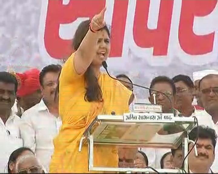 भगवानगडाच्या वादानंतर पंकजा मुंडेंना भगवानगड सोडावा लागला. त्यानंतर आज भगवानबाबांच्या जन्मस्थानी अर्थात सावरगावात भव्य स्मारक उभं करून भाजप नेत्या आणि ग्रामविकास मंत्री पंकजा मुंडे यांनी जोरदार राजकीय शक्तीप्रदर्शन केलं. भगवानगडाच्या वादानंतर पंकजा मुंडेंना भगवानगड सोडावा लागला. त्यानंतर आज भगवानबाबांच्या जन्मस्थानी अर्थात सावरगावात भव्य स्मारक उभं करून भाजप नेत्या आणि ग्रामविकास मंत्री पंकजा मुंडे यांनी जोरदार राजकीय शक्तीप्रदर्शन केलं.