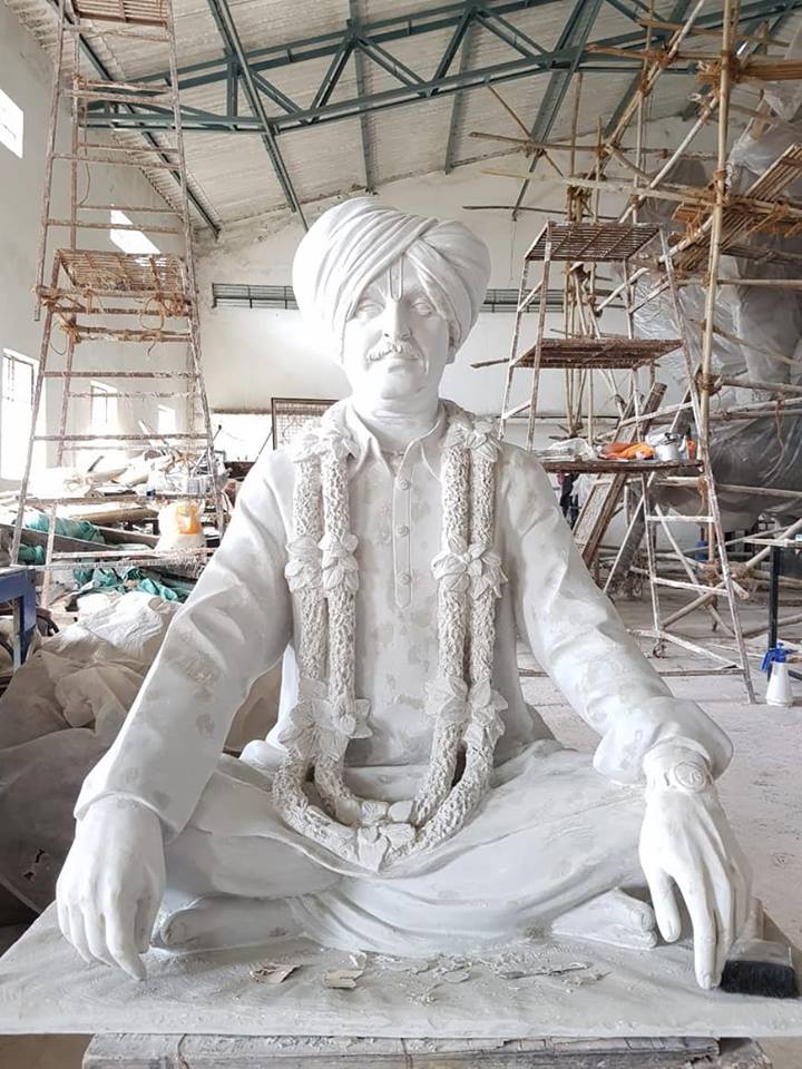 याच सावरगावात पंकजा मुंडे यांच्याकडून भगवानबाबांच्या स्मारकांचं दसऱ्याच्या मुहूर्तावर अनावरण करण्यात आलं. या ठिकाणी भगवान बाबांची 25 फुटांची मुर्ती उभारण्यात आलीय. याच सावरगावात पंकजा मुंडे यांच्याकडून भगवानबाबांच्या स्मारकांचं दसऱ्याच्या मुहूर्तावर अनावरण करण्यात आलं. या ठिकाणी भगवान बाबांची 25 फुटांची मुर्ती उभारण्यात आलीय.