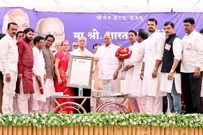 बुलडाण्यातील चिखली इथं भारतभाऊ बोंद्रे यांच्या ७५व्या वाढदिवशी कार्यक्रमाला पवारांनी हजेरी लावली. यावेळी व्यासपीठावर रावसाहेब दानवे उपस्थितीत होते. बुलडाण्यातील चिखली इथं भारतभाऊ बोंद्रे यांच्या ७५व्या वाढदिवशी कार्यक्रमाला पवारांनी हजेरी लावली. यावेळी व्यासपीठावर रावसाहेब दानवे उपस्थितीत होते.
