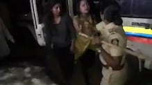 पोलिसांना शिवीगाळ करणाऱ्या 'झिंगाट' तरुणींना सिंघम लेडीने धु-धु धुतले पोलिसांना शिवीगाळ करणाऱ्या 'झिंगाट' तरुणींना सिंघम लेडीने धु-धु धुतले