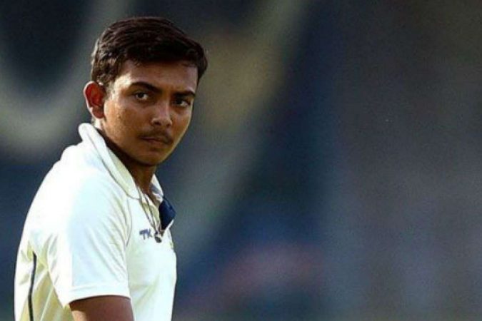 वेस्ट इंडिजविरुद्ध खेळल्या जाणाऱ्या पदार्पणातील सामन्यातच पृथ्वी शॉने आपलं नाव रेकॉर्ड बुकमध्ये लिहीलं आहे. पहिल्या कसोटी सामन्यात अर्धशतकी खेळी करणारा तो २७ वा भारतीय खेळाडू झाला आहे. मात्र याशिवाय पृथ्वी अजून एक रेकॉर्ड आपल्या नावावर करुन घ्यायला अपयशी ठरला. वेस्ट इंडिजविरुद्ध खेळल्या जाणाऱ्या पदार्पणातील सामन्यातच पृथ्वी शॉने आपलं नाव रेकॉर्ड बुकमध्ये लिहीलं आहे. पहिल्या कसोटी सामन्यात अर्धशतकी खेळी करणारा तो २७ वा भारतीय खेळाडू झाला आहे. मात्र याशिवाय पृथ्वी अजून एक रेकॉर्ड आपल्या नावावर करुन घ्यायला अपयशी ठरला.