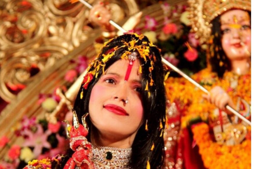 राधे माँ, मुंबई : मुंबईत यांचा दरबार भरतो. बॉलिवूडचे अनेक दिग्गज या दरबारात हजेरी लावतात. राधे माँच्या सचिवाचं नाव आहे, टल्ली बाबा. यावरूनच त्या दरबारात काय चालतं असेल याचा अंदाज येतो. बोरिवलीतल्या राधे आश्रमात अनेक अनैतिक गोष्टी चालतात असा आरोप झाला. राधे माँच्या लिलांनी थिल्लरपणा सर्व जगासमोर आला. राधे माँ विरूद्ध पोलिसात तक्रारही दाखल आहे. राधे माँची चौकशीही झालीय. मात्र अजुनही कारवाई झाली नाही.त्यांचा तथाकथीत दरबार सुरूच आहे असा आरोप सामाजिक संघटनांनी केलाय. राधे माँ, मुंबई : मुंबईत यांचा दरबार भरतो. बॉलिवूडचे अनेक दिग्गज या दरबारात हजेरी लावतात. राधे माँच्या सचिवाचं नाव आहे, टल्ली बाबा. यावरूनच त्या दरबारात काय चालतं असेल याचा अंदाज येतो. बोरिवलीतल्या राधे आश्रमात अनेक अनैतिक गोष्टी चालतात असा आरोप झाला. राधे माँच्या लिलांनी थिल्लरपणा सर्व जगासमोर आला. राधे माँ विरूद्ध पोलिसात तक्रारही दाखल आहे. राधे माँची चौकशीही झालीय. मात्र अजुनही कारवाई झाली नाही.त्यांचा तथाकथीत दरबार सुरूच आहे असा आरोप सामाजिक संघटनांनी केलाय.