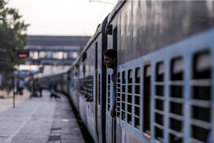 गेल्या चार वर्षांपासून सर्वसाधारणपणे ४५ लाख प्रवासी या अपचा उपयोग करत होते. या अपवरून दिवसाला साधारणपणे ८७ हजार तिकीटं काढले जात होती. या अपचा उपयोग करण्यासाठी प्रवाशांना रेल्वे स्थानकापासून किमान २५ ते ३० मीटर दूर असणं आवश्यक आहे. या अपवरून फक्त ४ तिकीट विकत घेता येऊ शकतात.