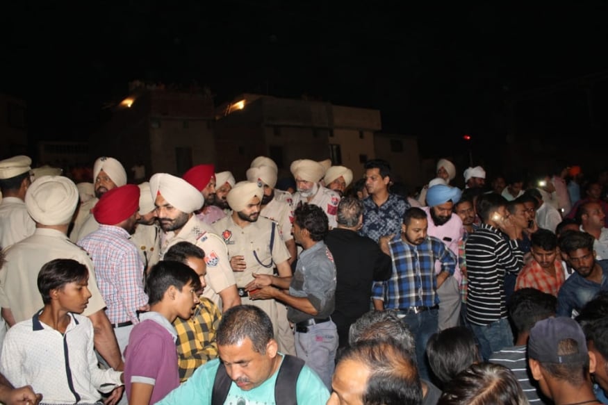 डबल येलो सिग्नलचा अर्थ गाडीचा वेग कमी करा असता होतो. त्यामुळं मी गाडीचा वेग कमी करण्यासाठी ट्रेनचा इमर्जन्सी ब्रेक दाबला. डबल येलो सिग्नलचा अर्थ गाडीचा वेग कमी करा असता होतो. त्यामुळं मी गाडीचा वेग कमी करण्यासाठी ट्रेनचा इमर्जन्सी ब्रेक दाबला.