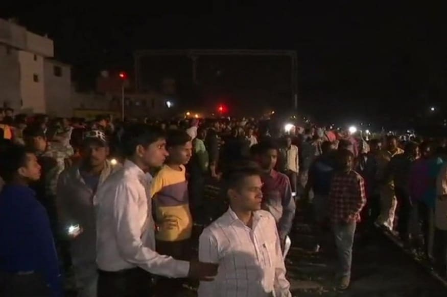 ट्रेनचा इमर्जन्सी ब्रेक दाबल्यावर गाडीचा वेग अतिशय कमी झाला. मात्र वेग कमी केल्यावर लोकांनी ट्रेनवर दगडांचा मारा सुरू केला. ट्रेनचा इमर्जन्सी ब्रेक दाबल्यावर गाडीचा वेग अतिशय कमी झाला. मात्र वेग कमी केल्यावर लोकांनी ट्रेनवर दगडांचा मारा सुरू केला.