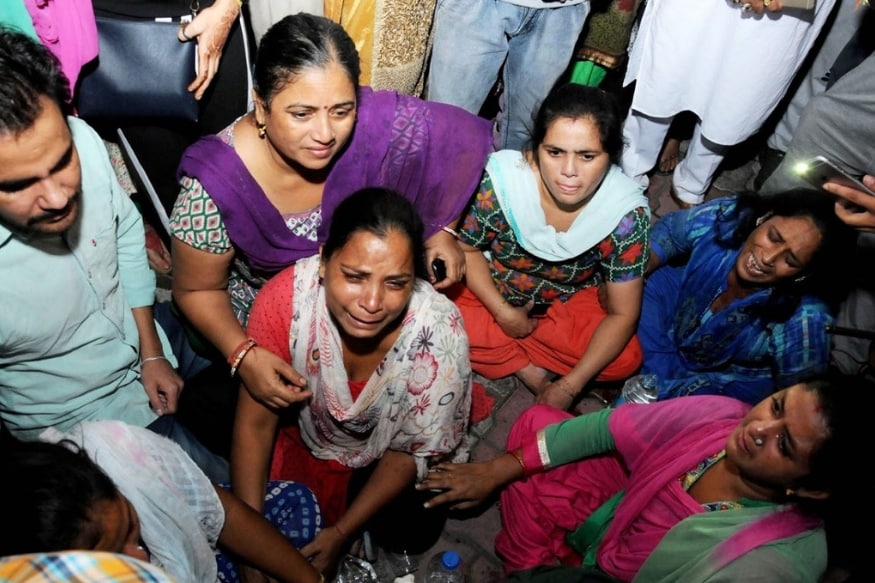 लोकांनी दगडफेक सुरू केल्यावर ट्रेनमध्ये असलेल्या हजारो प्रवाशांची सुरक्षा महत्वाची होती. त्यामुळं मी ट्रेनचा वेग पुन्हा वाढवला. लोकांनी दगडफेक सुरू केल्यावर ट्रेनमध्ये असलेल्या हजारो प्रवाशांची सुरक्षा महत्वाची होती. त्यामुळं मी ट्रेनचा वेग पुन्हा वाढवला.